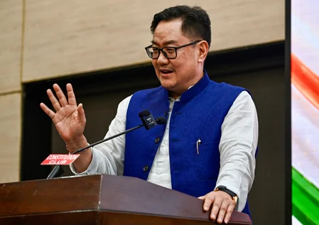 परिसीमन विधेयक पर टकराव: किरेन रिजिजू ने खड़गे को पत्र लिखकर कांग्रेस पर बाधा डालने का आरोप लगाया
