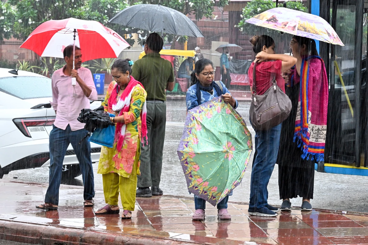 दिल्ली-NCR में मानसून की भारी बारिश: मकान गिरे, पेड़ उखड़े, कई इलाकों में भीषण जलभराव और जाम