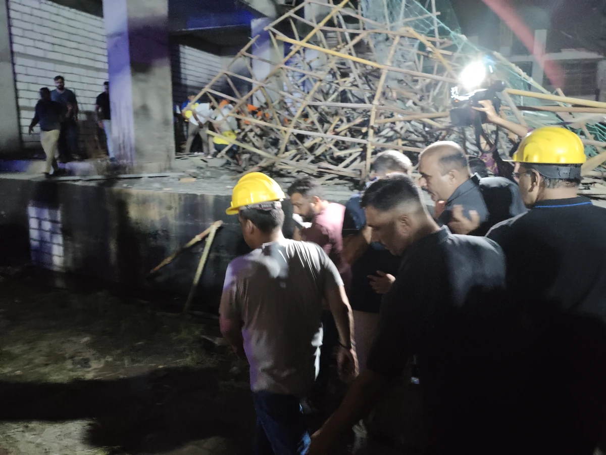 गांधीनगर: निर्माणाधीन इमारत का स्लैब गिरा, 15 मज़दूर घायल, अमित शाह ने लिया स्थिति का जायज़ा