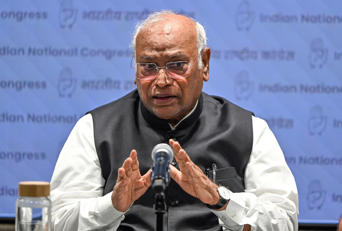 मध्य प्रदेश में ज़हरीली शराब से मौतें: कांग्रेस अध्यक्ष खड़गे ने 'डबल इंजन' सरकार पर लगाया जवाबदेही से भागने का आरोप