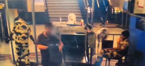 दिल्ली: जामा मस्जिद मेट्रो स्टेशन पर CISF की फुर्ती, भाग रहे संदिग्ध यात्री को अंडरगारमेंट में छिपाई वस्तु के साथ पकड़ा
