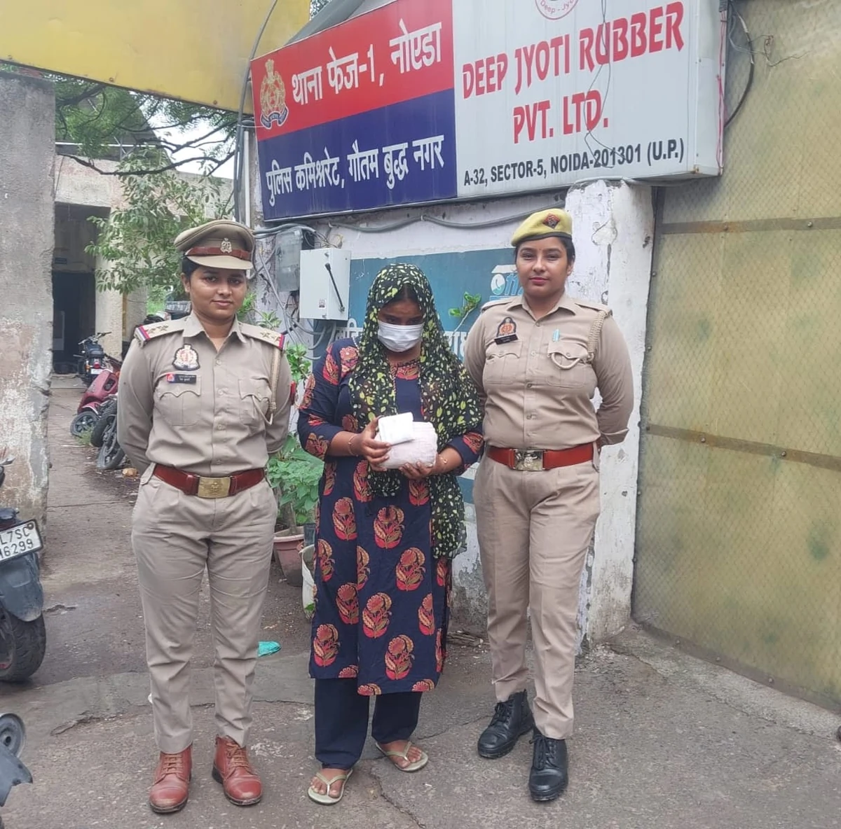 नोएडा: झुग्गी-बस्तियों में स्मैक बेचने वाली 19 साल की युवती गिरफ्तार, 10 लाख की खेप बरामद