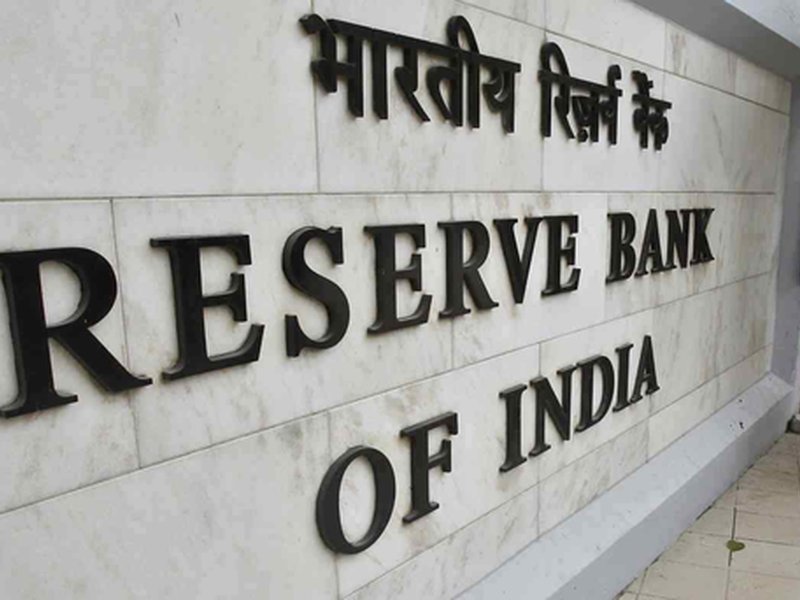 रुपये को संभालने के लिए RBI का बड़ा कदम, सरकारी तेल कंपनियों को सीधे बेचेगा डॉलर