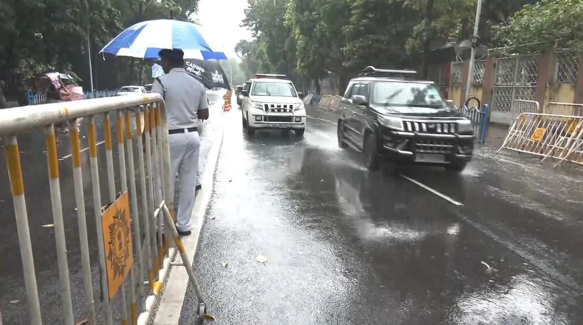 बंगाल में मौसम का बदला मिजाज: दक्षिण के 7 जिलों में भारी बारिश का येलो अलर्ट, उत्तर में भी चेतावनी