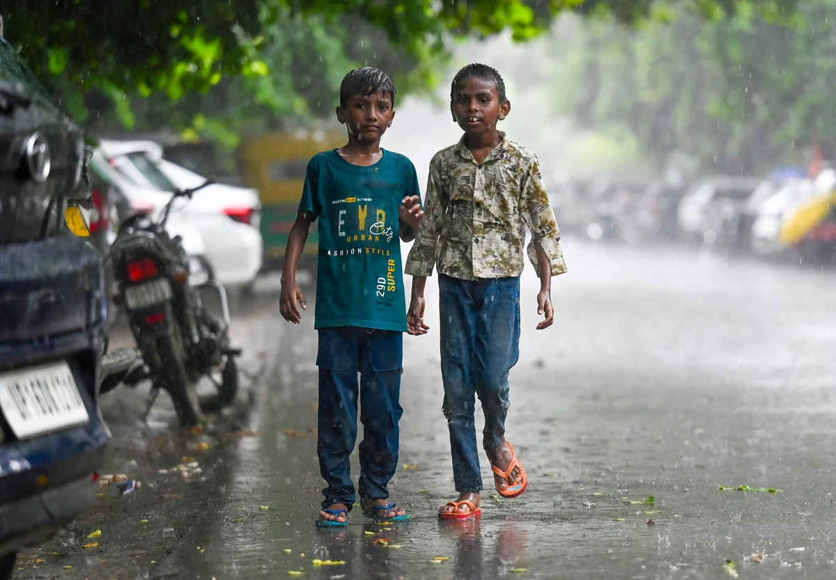 दिल्ली-NCR की हवा फिर बिगड़ी, बारिश रुकते ही 'खराब' श्रेणी में पहुंचा AQI, जानें आगे कैसा रहेगा मौसम