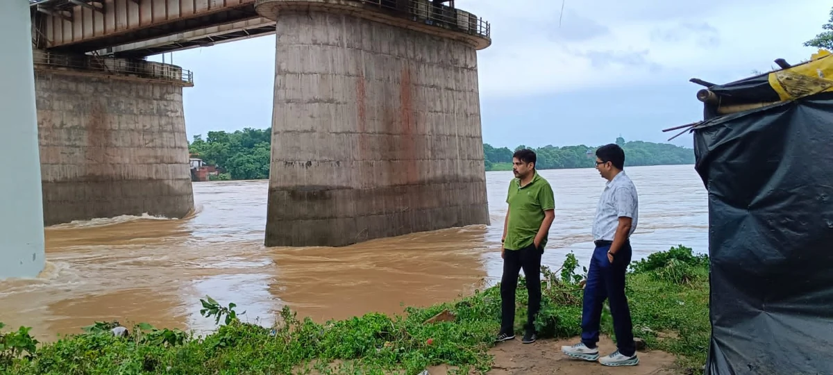 झारखंड में बारिश का कहर: नदियाँ उफान पर, कई जिलों में बाढ़ के हालात, पुल और सड़कें बहीं