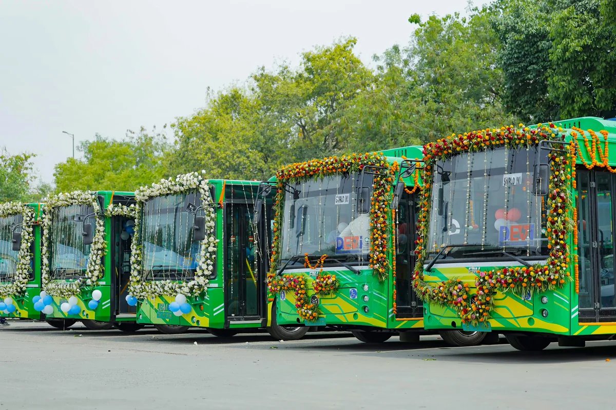 दिल्ली की सड़कों पर उतरीं 200 नई इलेक्ट्रिक बसें, कुल ई-बसों का आँकड़ा 5000 के पार