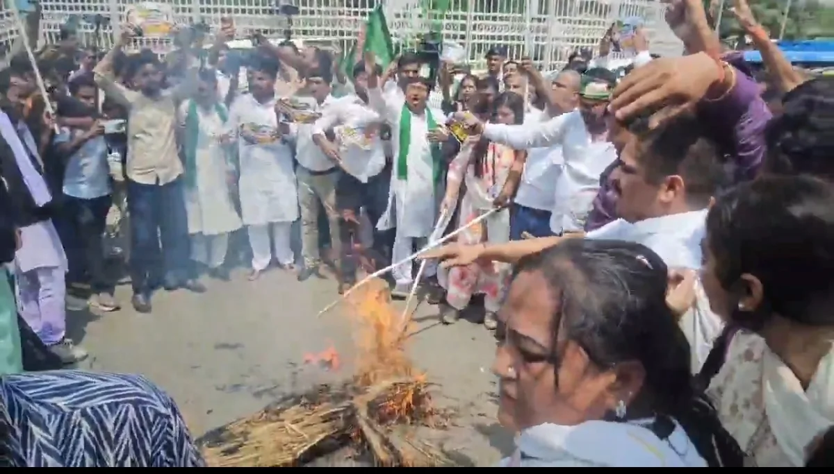 जमुई छात्रा छेड़छाड़ मामला: RJD महिला विंग का पटना में प्रदर्शन, मुख्यमंत्री से मांगा इस्तीफा