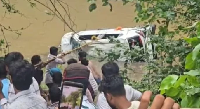 मध्य प्रदेश: मां बगलामुखी के दर्शन करने जा रहे 8 श्रद्धालुओं की दर्दनाक मौत, उफनते नाले में बही कार