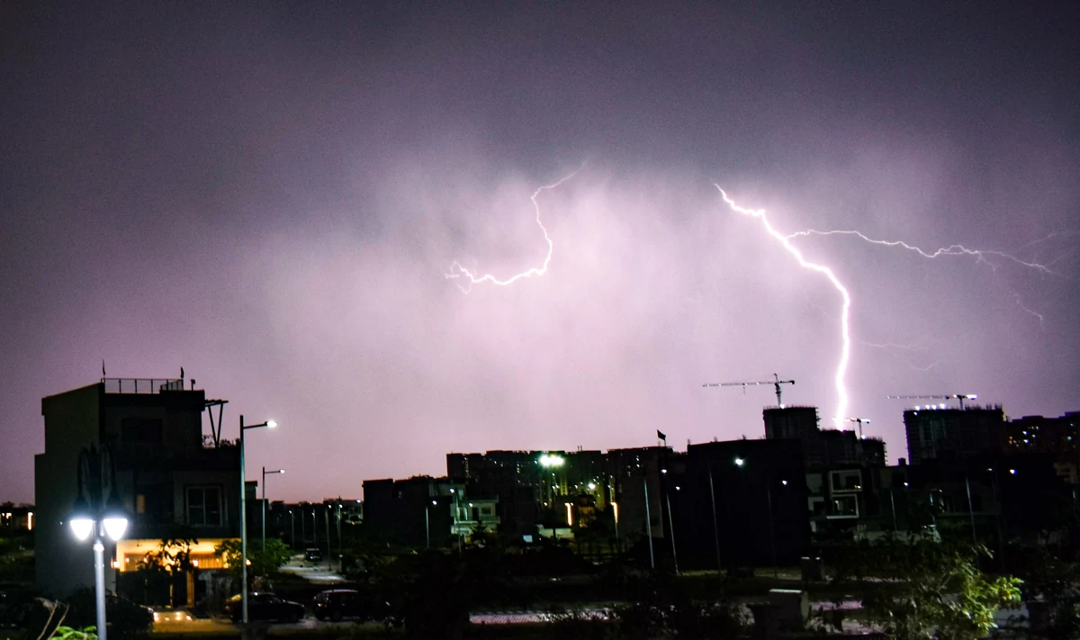 यूपी में बाढ़ का बढ़ता खतरा: 13 जिलों के 173 गांव चपेट में, 4800 से ज़्यादा लोग सुरक्षित निकाले गए