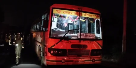 एटा में दर्दनाक हादसा: सड़क किनारे खड़ी बस को कैंटर ने मारी टक्कर, 4 यात्रियों की मौत, 11 घायल