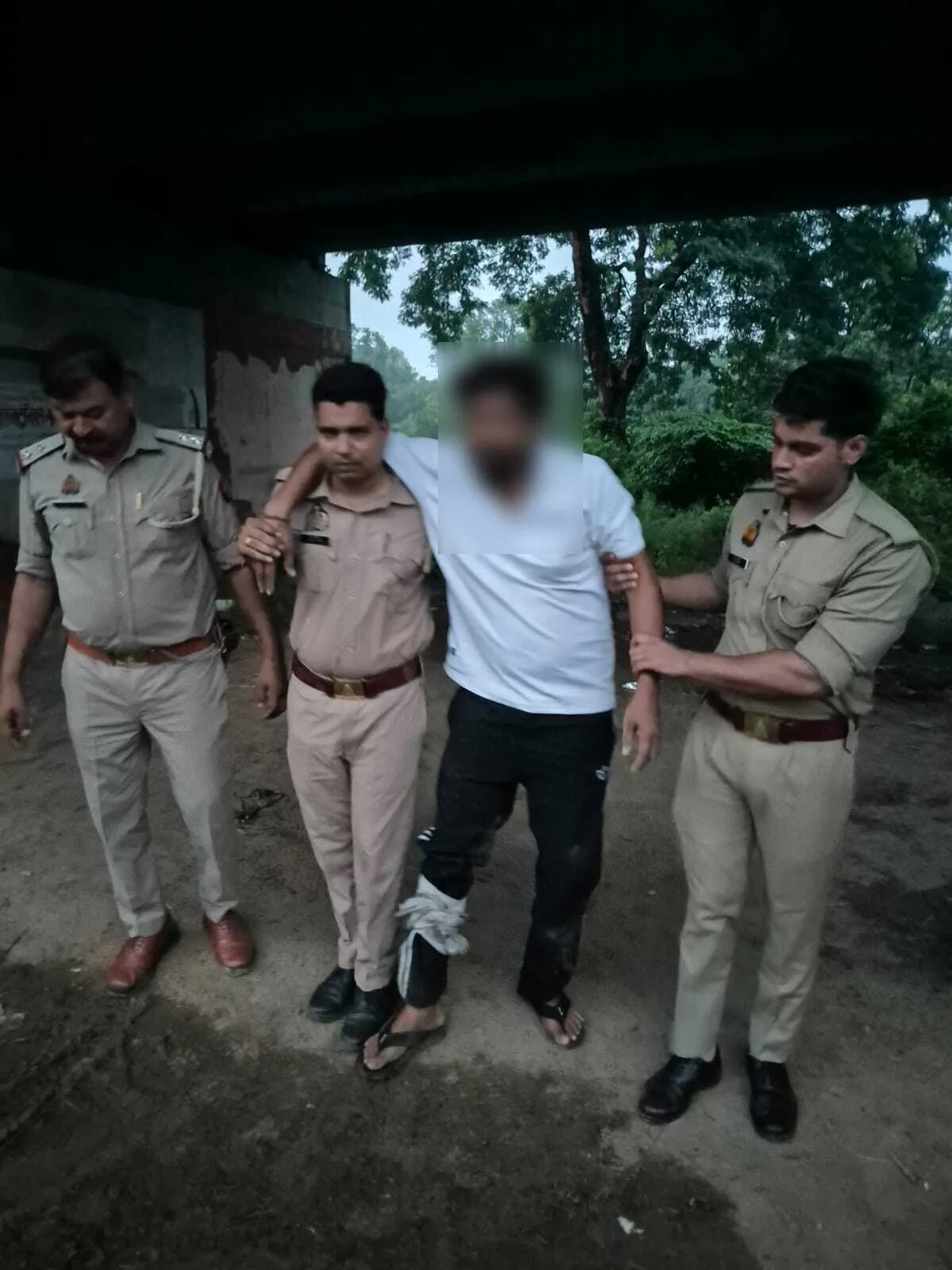 बुलंदशहर: हत्या के आरोपियों को पकड़ने गई पुलिस टीम पर फायरिंग, जवाबी कार्रवाई में दोनों घायल