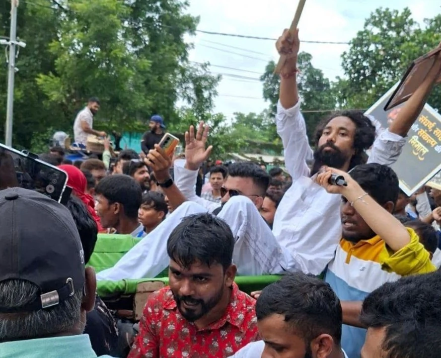 रांची: JPSC-JSSC परीक्षा विवाद पर विधानसभा की ओर छात्रों का कूच, पुलिस ने वाटर कैनन का किया इस्तेमाल