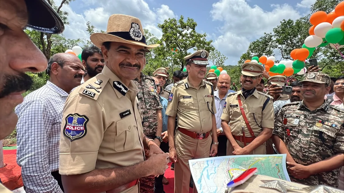 माओवाद का गढ़ रहे करेगुट्टा में 50 साल बाद शांति, तेलंगाना DGP ने फहराया तिरंगा, विकास का वादा