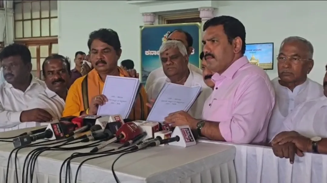 कर्नाटक: आदिवासी कल्याण घोटाले पर घिरी सरकार, मंत्री नागेंद्र को हटाने के लिए BJP-JDS ने खोला मोर्चा