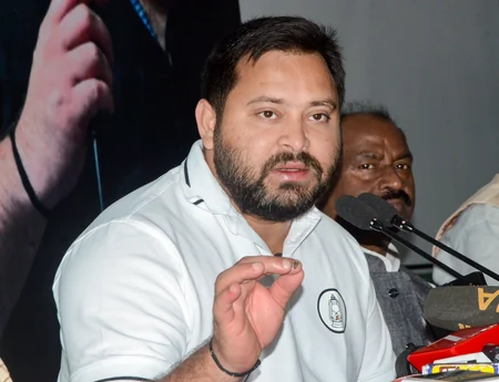 पटना में छात्रों पर लाठीचार्ज: तेजस्वी यादव का सरकार पर हमला, बोले - 'तानाशाही रवैया खत्म नहीं हो रहा'