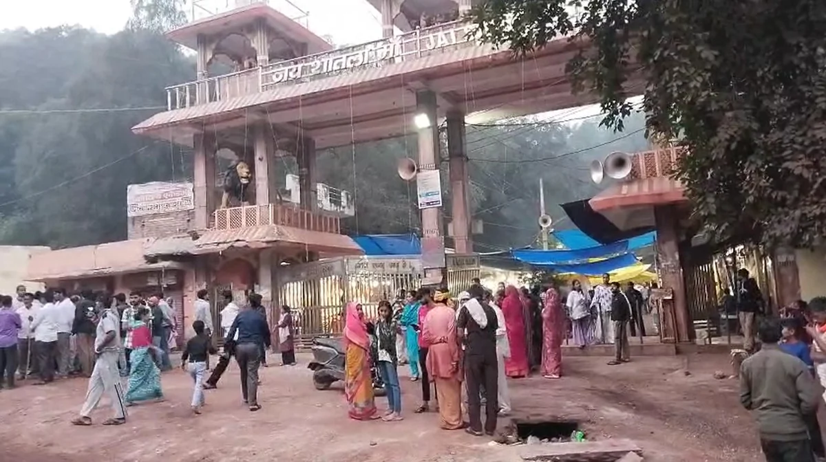ग्वालियर शीतला माता मंदिर हादसा: CM मोहन यादव का सख्त कदम, 9 पुलिसकर्मियों पर कार्रवाई, मृतकों को 4-4 लाख का मुआवजा