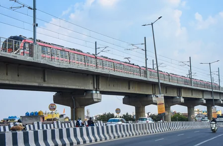 दिल्ली में प्रदूषण बढ़ा: मेट्रो ने 20 अतिरिक्त फेरे चलाने का किया ऐलान, निर्माण स्थलों पर भी सख्ती