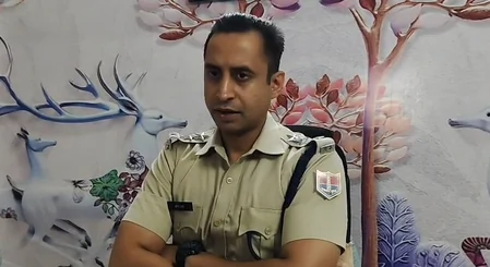 अलवर: मोबाइल शोरूम में घुसकर संचालक पर चाकू से हमला, 15 लाख की रंगदारी मांगने का आरोप