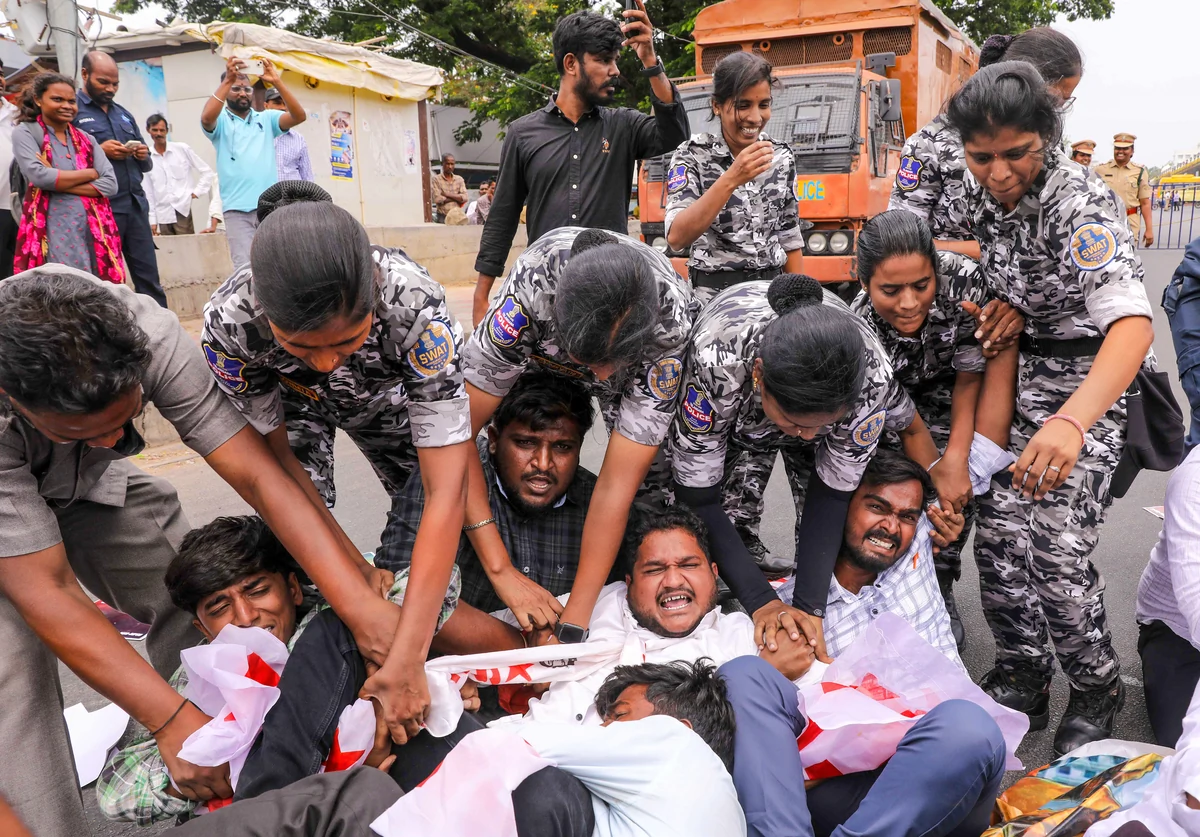 हैदराबाद: NEET पेपर लीक पर छात्रों का प्रदर्शन, प्रधानमंत्री और शिक्षा मंत्री का इस्तीफा मांगा