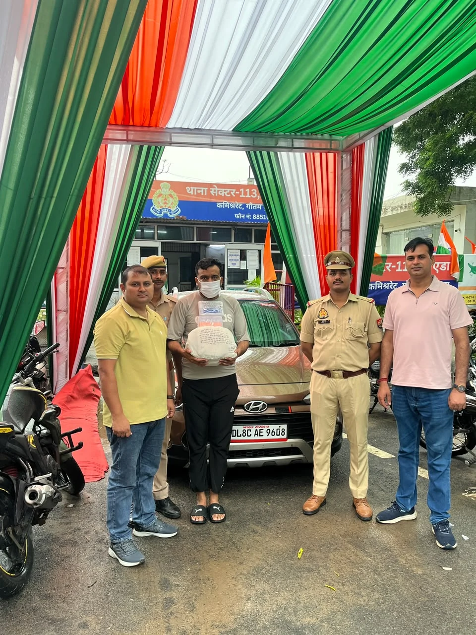 नोएडा में दिल्ली पुलिस का नकली सब-इंस्पेक्टर गिरफ्तार, वर्दी और कई फर्जी पहचान पत्र बरामद