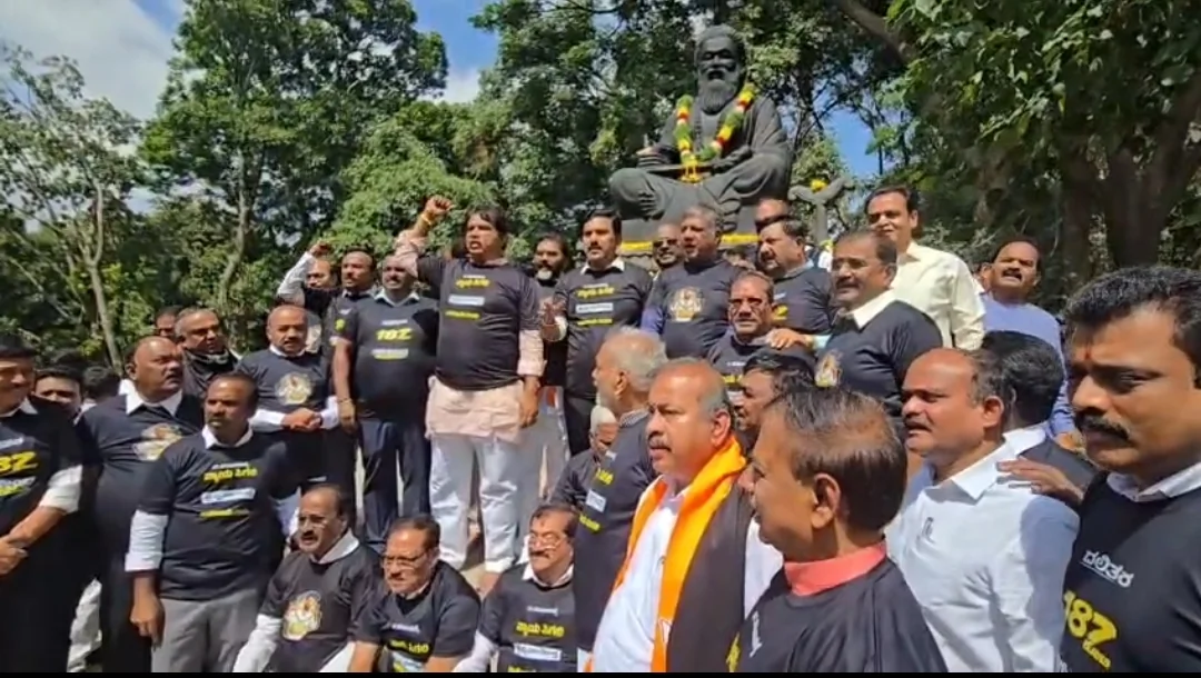 कर्नाटक: मंत्री नागेंद्र के इस्तीफे की मांग, काले टी-शर्ट पहनकर विधान सौधा में घुसे बीजेपी विधायक