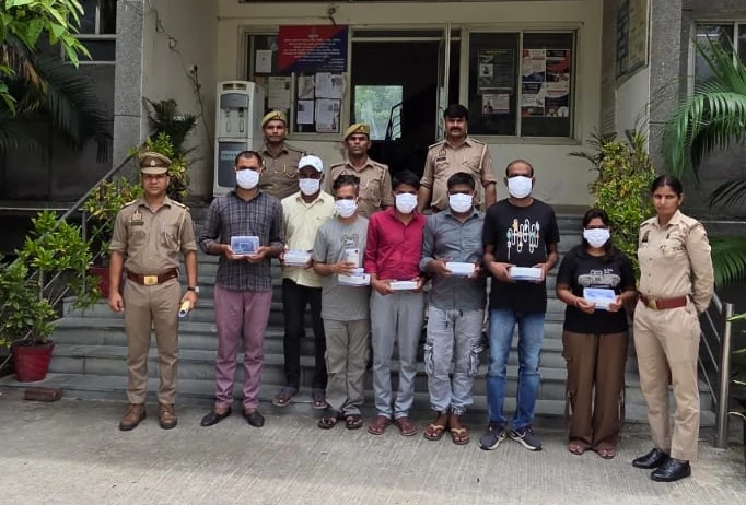 नोएडा पुलिस ने पकड़ा 7 लोगों का गिरोह, साइबर ठगों को किराए पर देते थे बैंक खाते