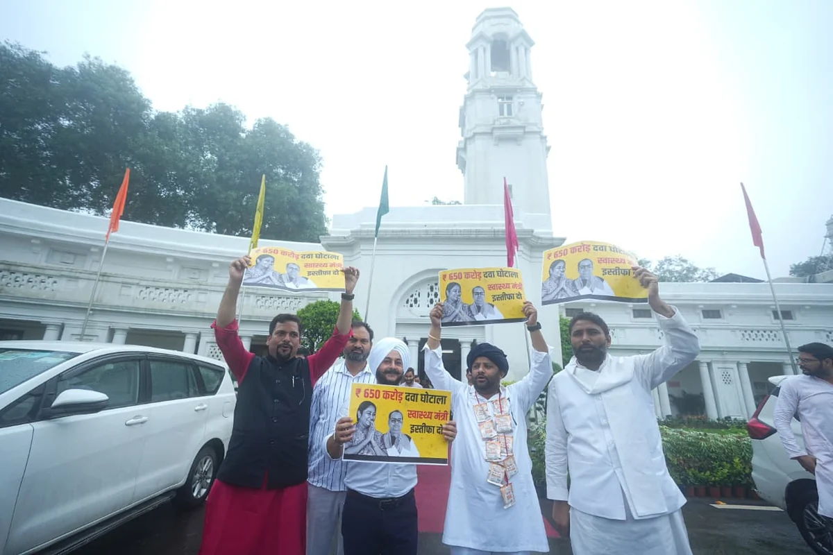 दिल्ली विधानसभा में दवा घोटाले पर हंगामा, AAP विधायकों ने ORS की माला पहनकर स्वास्थ्य मंत्री का इस्तीफा मांगा