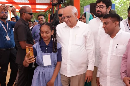 गुजरात: 'शाला प्रवेशोत्सव' अभियान से 16 लाख से ज़्यादा बच्चे स्कूलों से जुड़े, करोड़ों का दान भी मिला