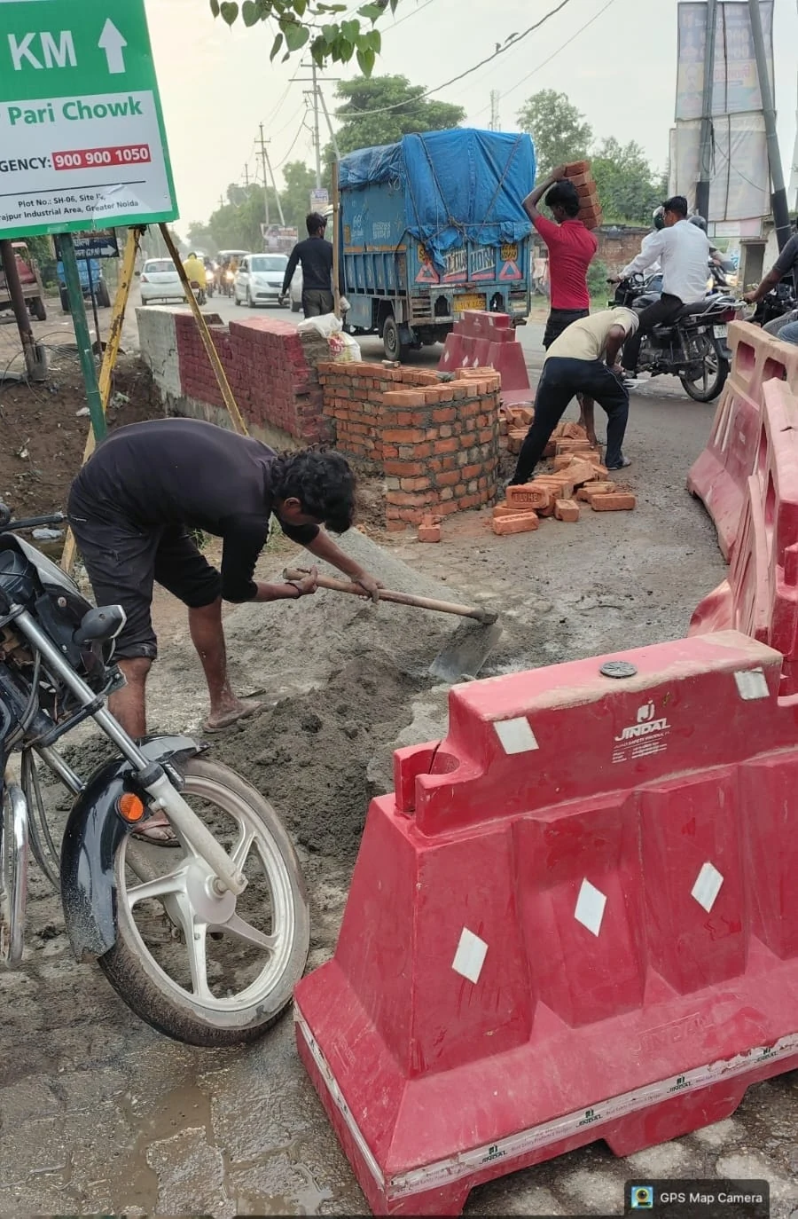नोएडा: मासूम की मौत के बाद जागा प्राधिकरण, 100 से ज़्यादा जानलेवा गड्ढों पर सुरक्षा के इंतज़ाम