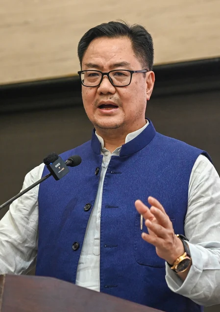 लंदन प्रदर्शन में कांग्रेस का झंडा दिखने पर किरेन रिजिजू का निशाना, 'भारत-विरोधी ताकतों' पर साधा निशाना