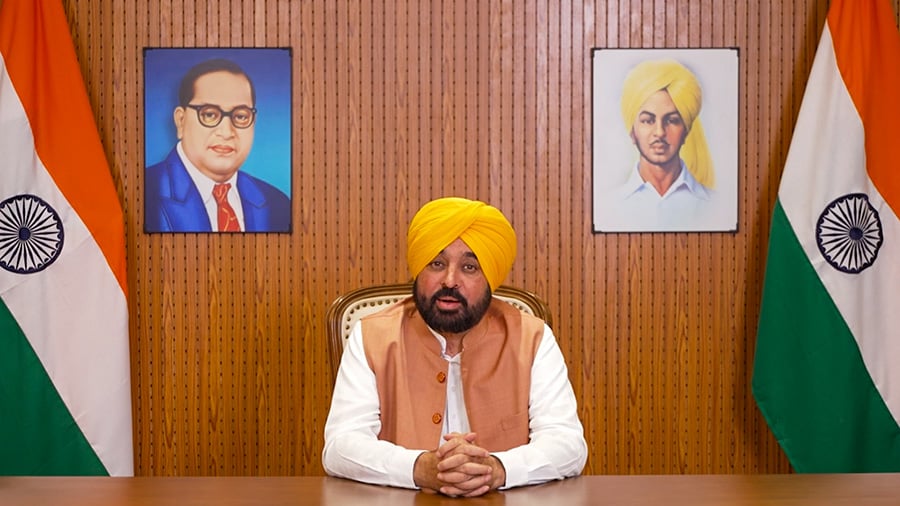दिल्ली एयरपोर्ट पर पंजाब CM को 3 घंटे रोका गया, AAP का केंद्र पर अपमानित करने का आरोप