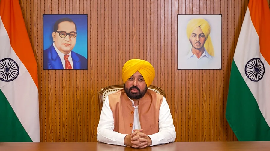 दिल्ली एयरपोर्ट पर पंजाब CM को 3 घंटे रोका गया, AAP का केंद्र पर अपमानित करने का आरोप