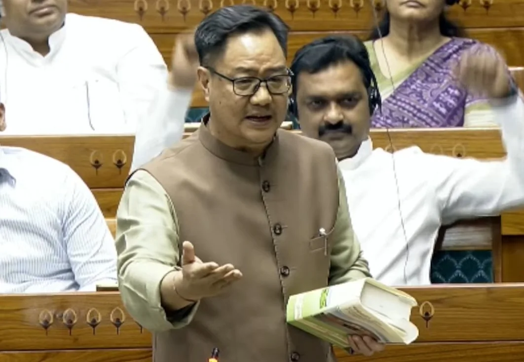 लोकसभा में राहुल गांधी के दो शब्दों पर हंगामा, किरेन रिजिजू ने जताई असंसदीय भाषा पर आपत्ति