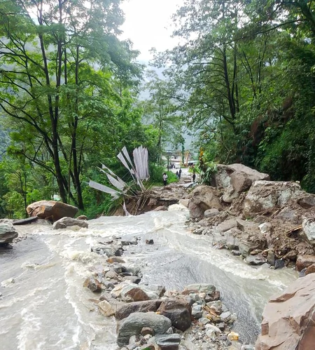 सिक्किम: भारी बारिश से भूस्खलन, ग्यालशिंग में 128 लोगों को सुरक्षित स्थानों पर पहुंचाया गया