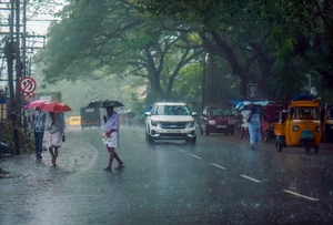 केरल: भारी बारिश से परसाला में भूस्खलन, ट्रेन पटरी से उतरी; सात जिलों के लिए ऑरेंज अलर्ट जारी