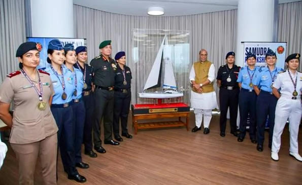 'समुद्र प्रदक्षिणा': रक्षा मंत्री राजनाथ सिंह ने साहसी महिला सैन्य अधिकारियों की टीम को सम्मानित किया