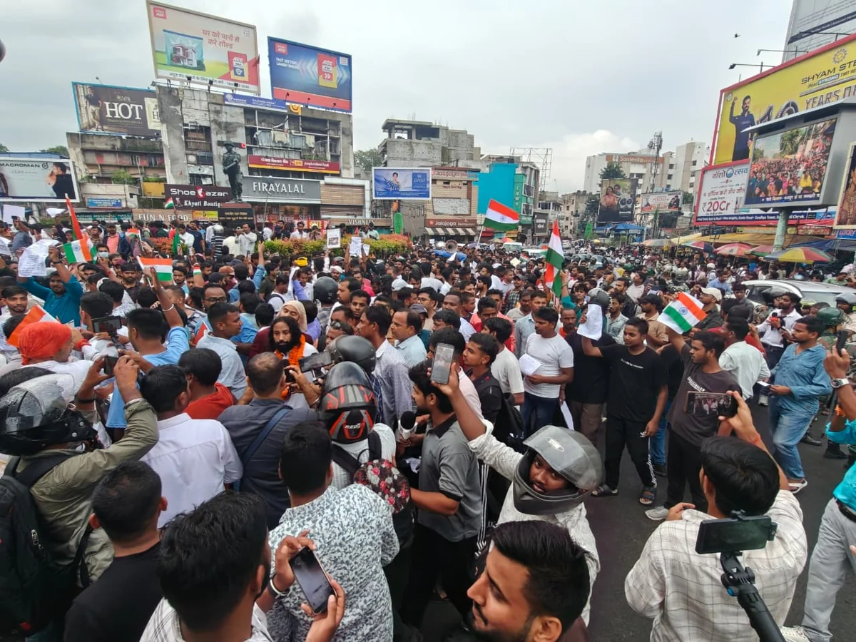 रांची की सड़कों पर उतरे हज़ारों छात्र, भर्ती परीक्षाओं में गड़बड़ी के ख़िलाफ़ 'संविधान यात्रा'