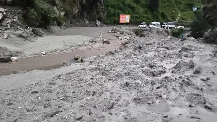 उत्तराखंड में भारी बारिश से तबाही: बद्रीनाथ हाईवे बंद, अलकनंदा उफान पर, आदि कैलाश यात्रा रुकी