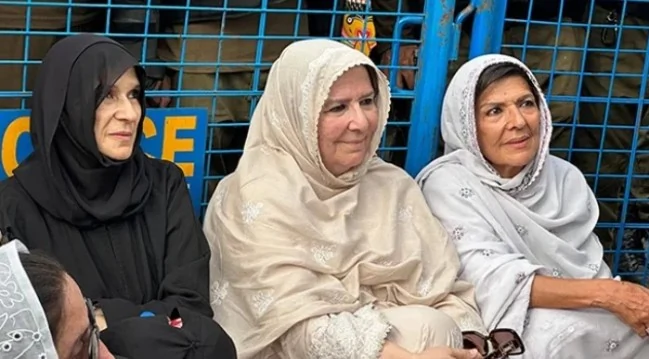 इमरान खान की दो और बहनें हिरासत में, PTI के विरोध प्रदर्शन से पहले बढ़ी सख्ती