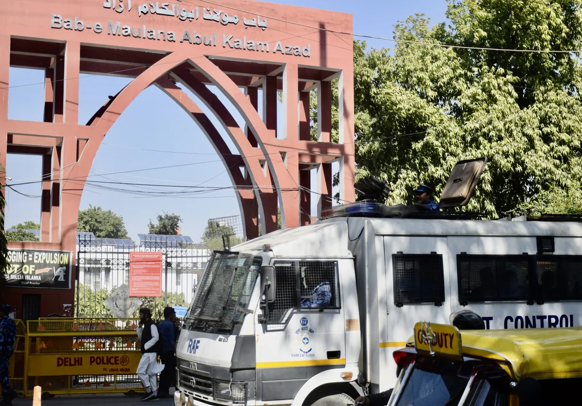 जामिया मिल्लिया इस्लामिया: मांगें मानने के बावजूद प्रदर्शन जारी, बुद्धिजीवियों ने संवाद पर ज़ोर दिया