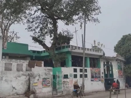 पाकिस्तान में सदियों पुराने मंदिर पर विवाद: बारिश से गिरा या मदरसे के लिए तोड़ा गया?