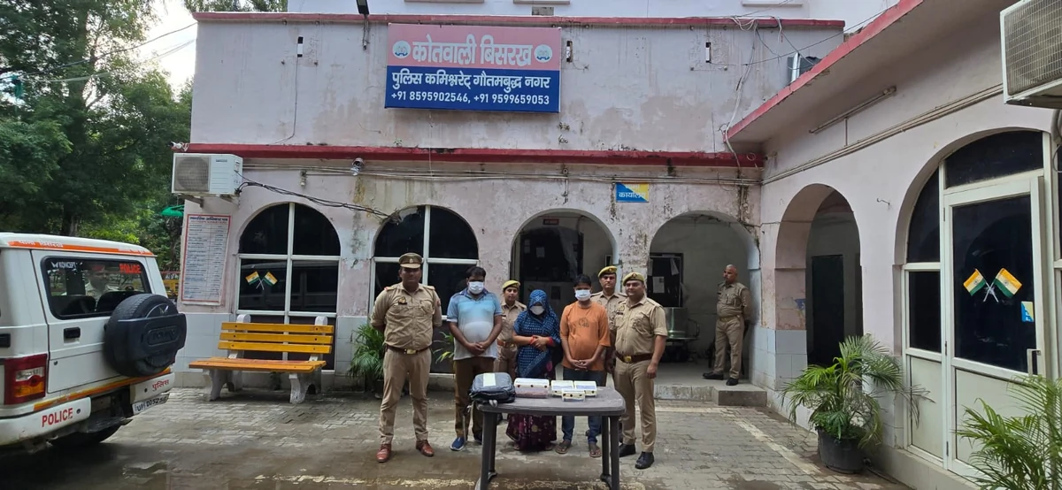 खुदाई में सोना मिलने का झांसा: ग्रेटर नोएडा में नकली जेवर देकर ठगी करने वाला गैंग गिरफ्तार, महिला भी शामिल