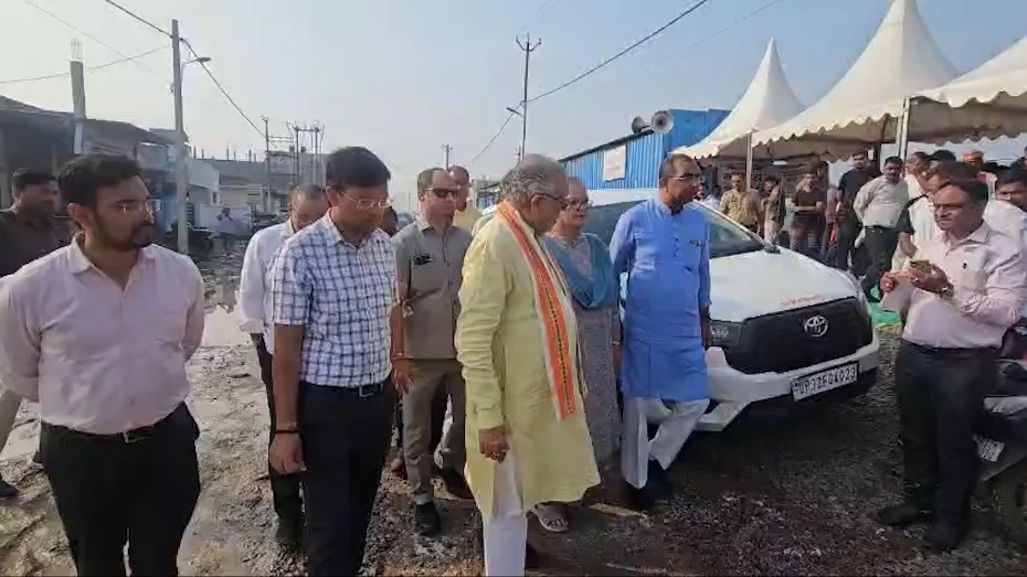 लखनऊ: गोमती किनारे बाढ़ पीड़ितों की मदद में जुटी सरकार, मंत्री सुरेश खन्ना और मेयर ने लिया जायज़े