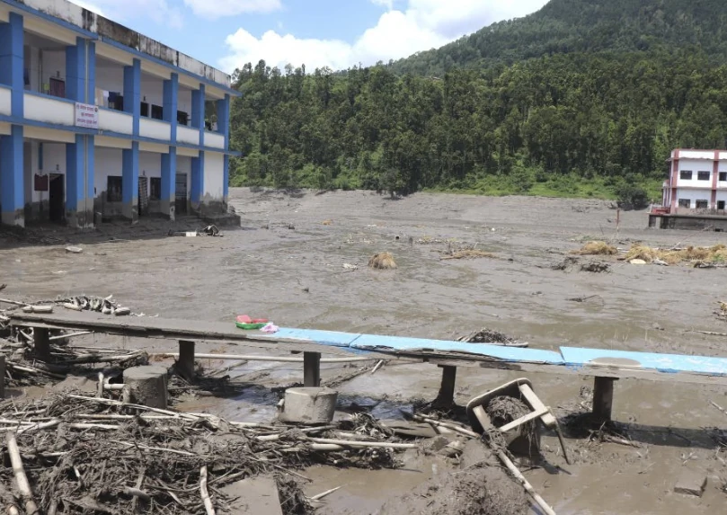 नेपाल पर मंडरा रहा हिमनदी झीलों का खतरा: 47 झीलें कभी भी ला सकती हैं विनाशकारी बाढ़