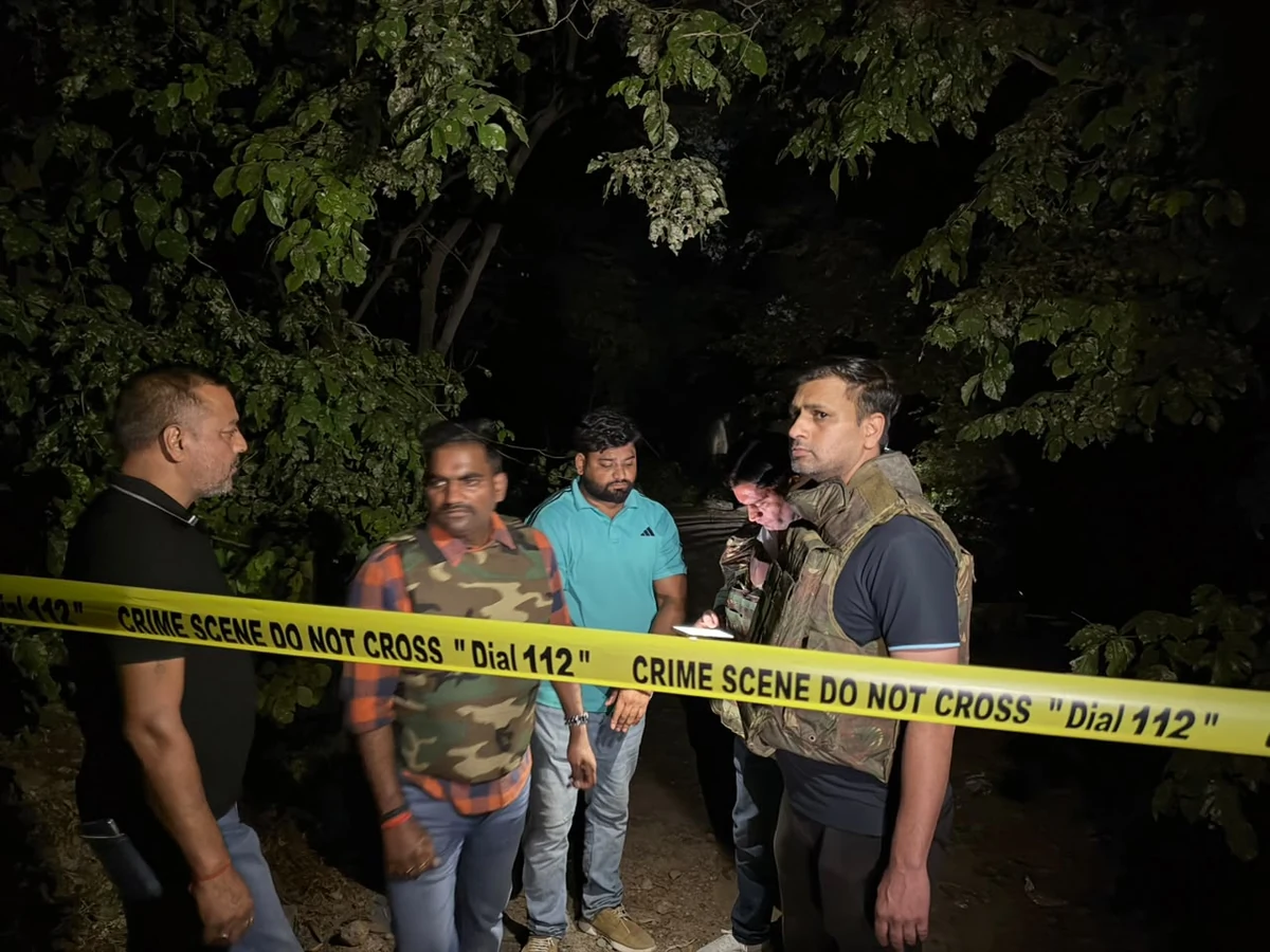 गाजियाबाद में पुलिस से सीधी भिड़ंत, एक लाख का इनामी बदमाश ढेर, तीन जवान घायल
