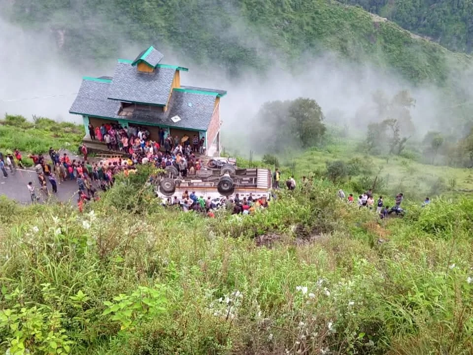 चंबा बस हादसा: ड्राइवर-कंडक्टर समेत 7 की मौत, खाई में गिरी बस में 18 लोग थे सवार