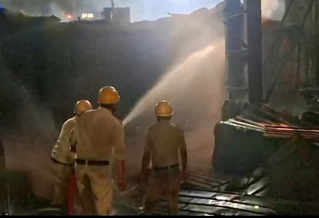 पश्चिम बर्दवान: आयरन फैक्ट्री में भीषण विस्फोट, चार मज़दूर घायल, घरों में आईं दरारें