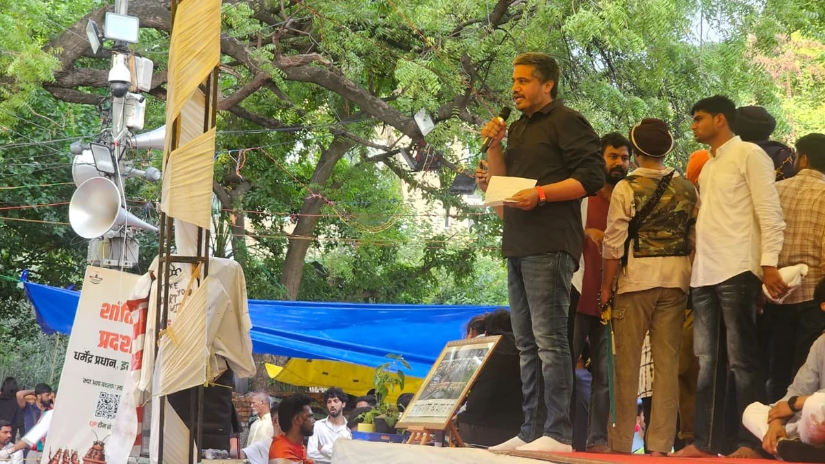 NEET प्रदर्शन: रोहित पवार दिल्ली में छात्रों से मिले, CJI के खिलाफ महाभियोग की मांग की