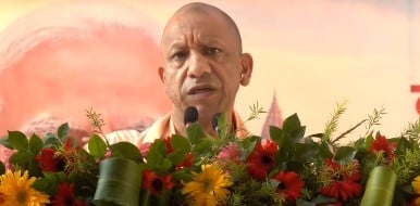वाराणसी में बाढ़ पीड़ितों से मिले सीएम योगी, पिछली सपा सरकार पर लगाया राहत कोष हड़पने का आरोप